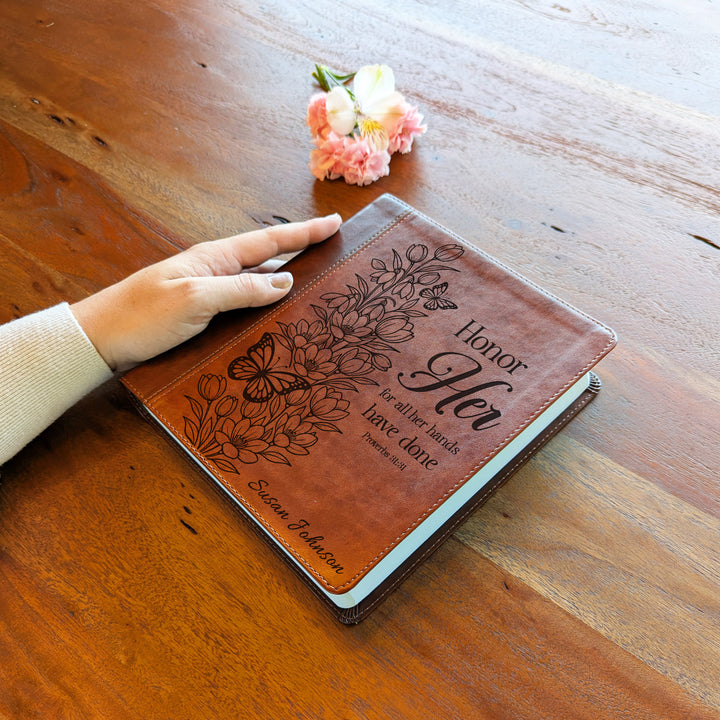 Biblia con letra súper gigante ESV personalizada – Borgoña | Girasol
