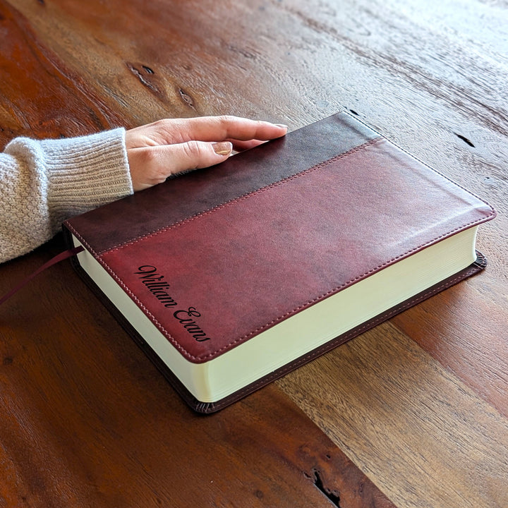 Biblia con letra súper gigante ESV personalizada – Borgoña | Girasol