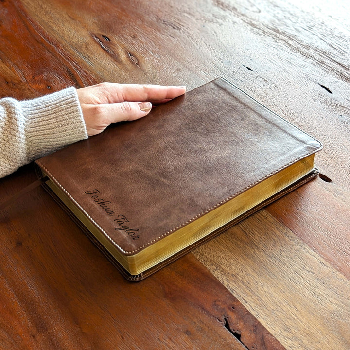 Biblia con letra súper gigante ESV personalizada – Borgoña | Girasol