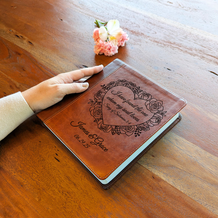 Biblia con letra súper gigante ESV personalizada – Borgoña | Girasol