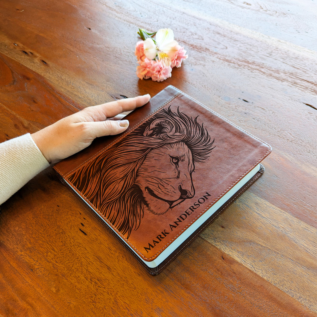 Biblia con letra súper gigante ESV personalizada – Borgoña | Girasol
