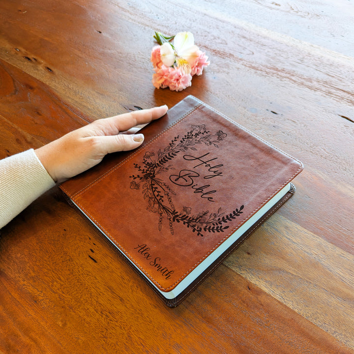 Biblia con letra súper gigante ESV personalizada – Borgoña | Girasol
