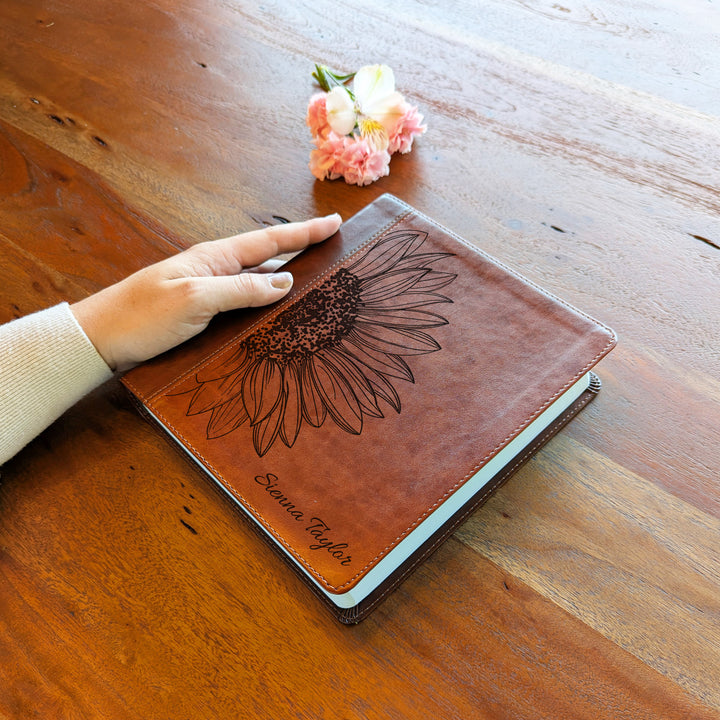Biblia con letra súper gigante ESV personalizada – Borgoña | Girasol