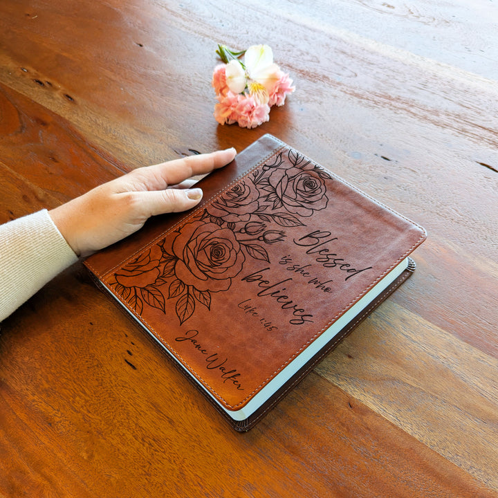 Biblia con letra súper gigante ESV personalizada – Borgoña | Girasol