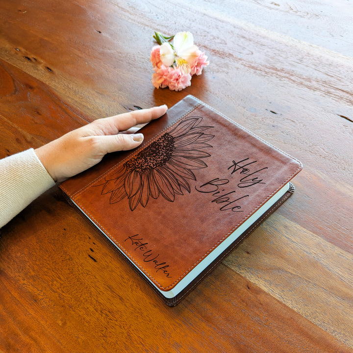 Biblia con letra súper gigante ESV personalizada – Borgoña | Girasol