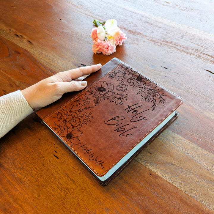 Biblia con letra súper gigante ESV personalizada – Borgoña | Girasol
