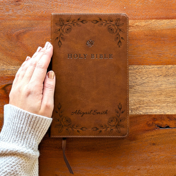 Biblia con letra súper gigante ESV personalizada – Borgoña | Girasol