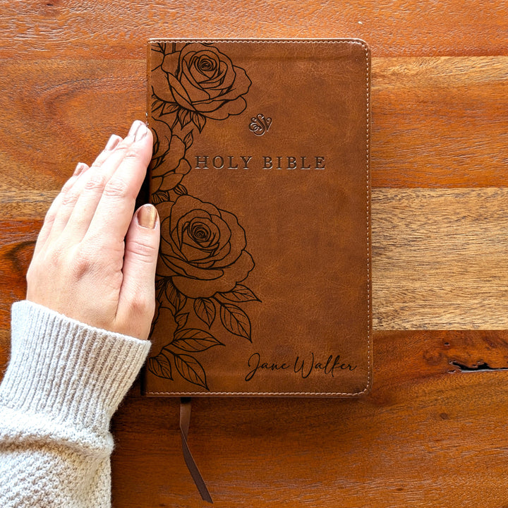 Biblia con letra súper gigante ESV personalizada – Borgoña | Girasol