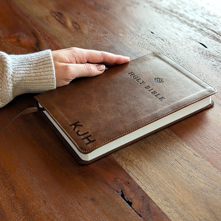 Biblia con letra súper gigante ESV personalizada – Borgoña | Girasol