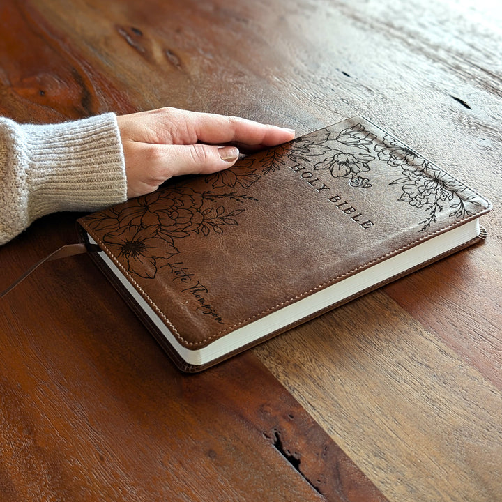 Biblia con letra súper gigante ESV personalizada – Borgoña | Girasol