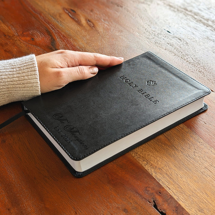 Biblia con letra súper gigante ESV personalizada – Borgoña | Girasol