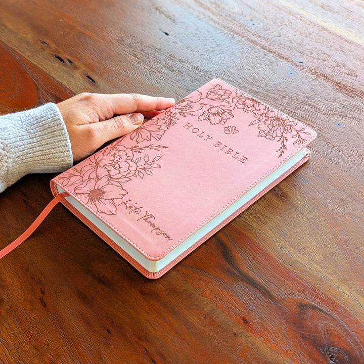 Biblia con letra súper gigante ESV personalizada – Borgoña | Girasol
