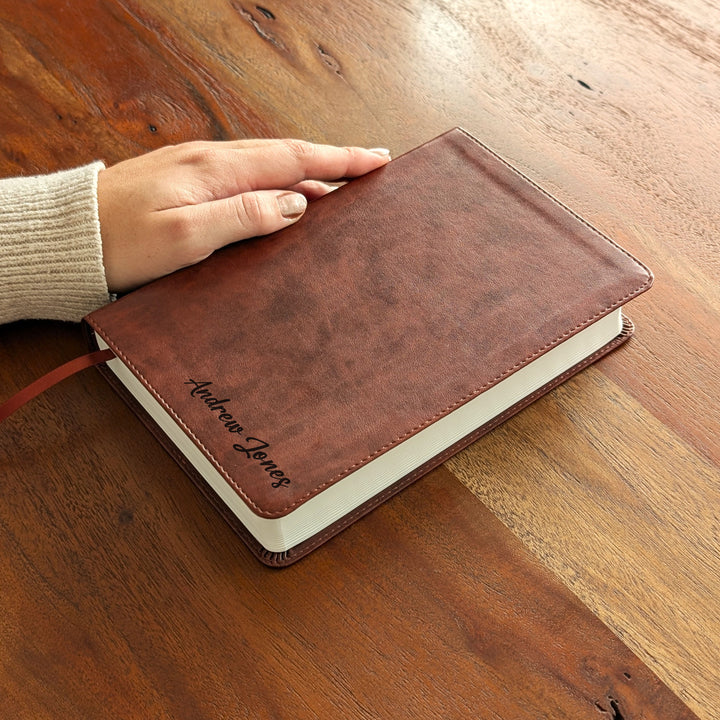 Biblia con letra súper gigante ESV personalizada – Borgoña | Girasol