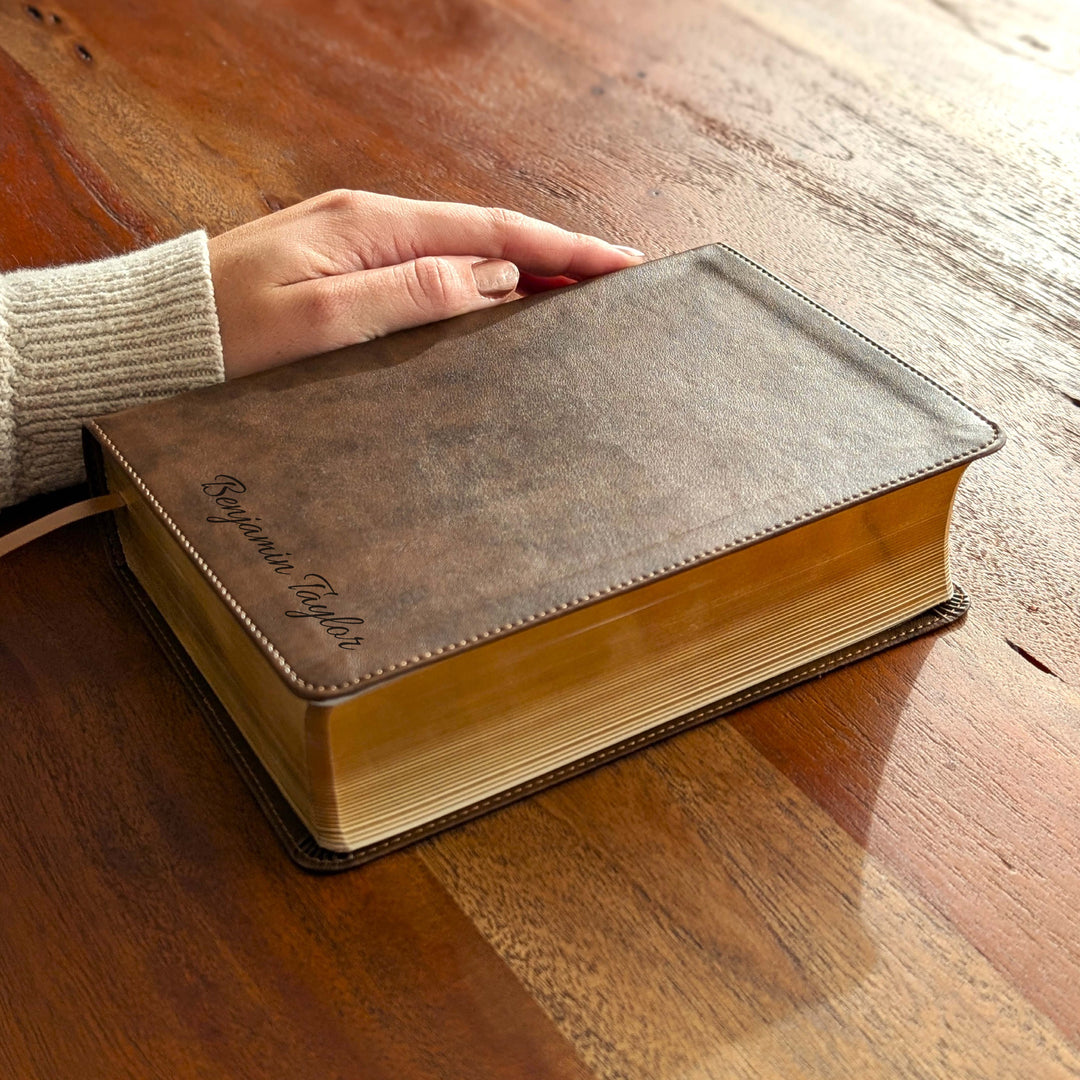 Biblia con letra súper gigante ESV personalizada – Borgoña | Girasol