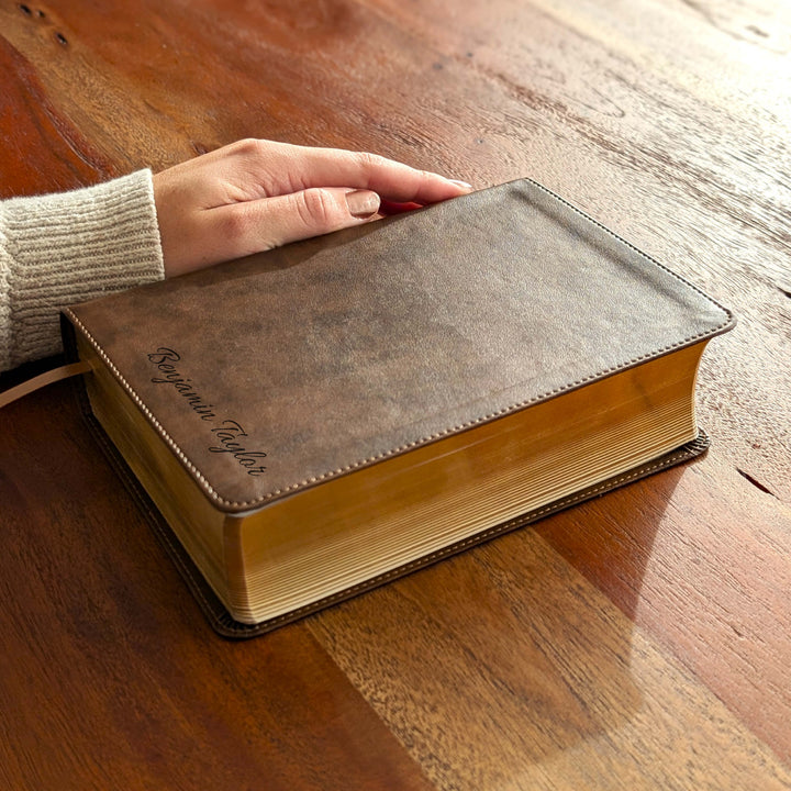 Biblia con letra súper gigante ESV personalizada – Borgoña | Girasol