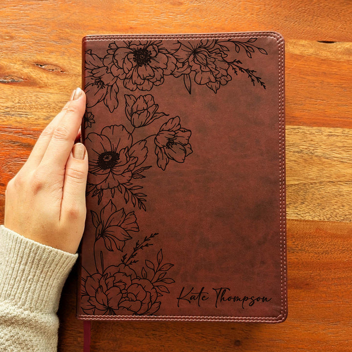 Biblia con letra súper gigante ESV personalizada – Borgoña | Girasol