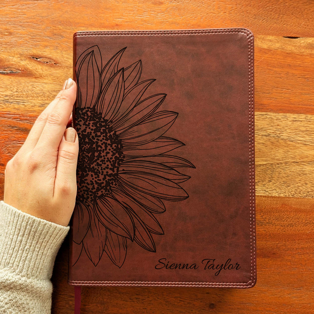 Biblia con letra súper gigante ESV personalizada – Borgoña | Girasol