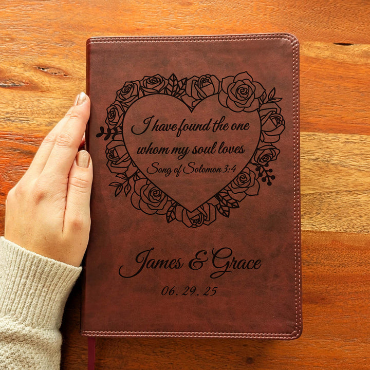 Biblia con letra súper gigante ESV personalizada – Borgoña | Girasol