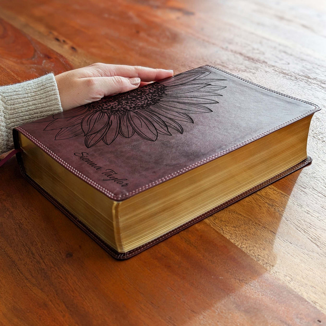 Biblia con letra súper gigante ESV personalizada – Borgoña | Girasol
