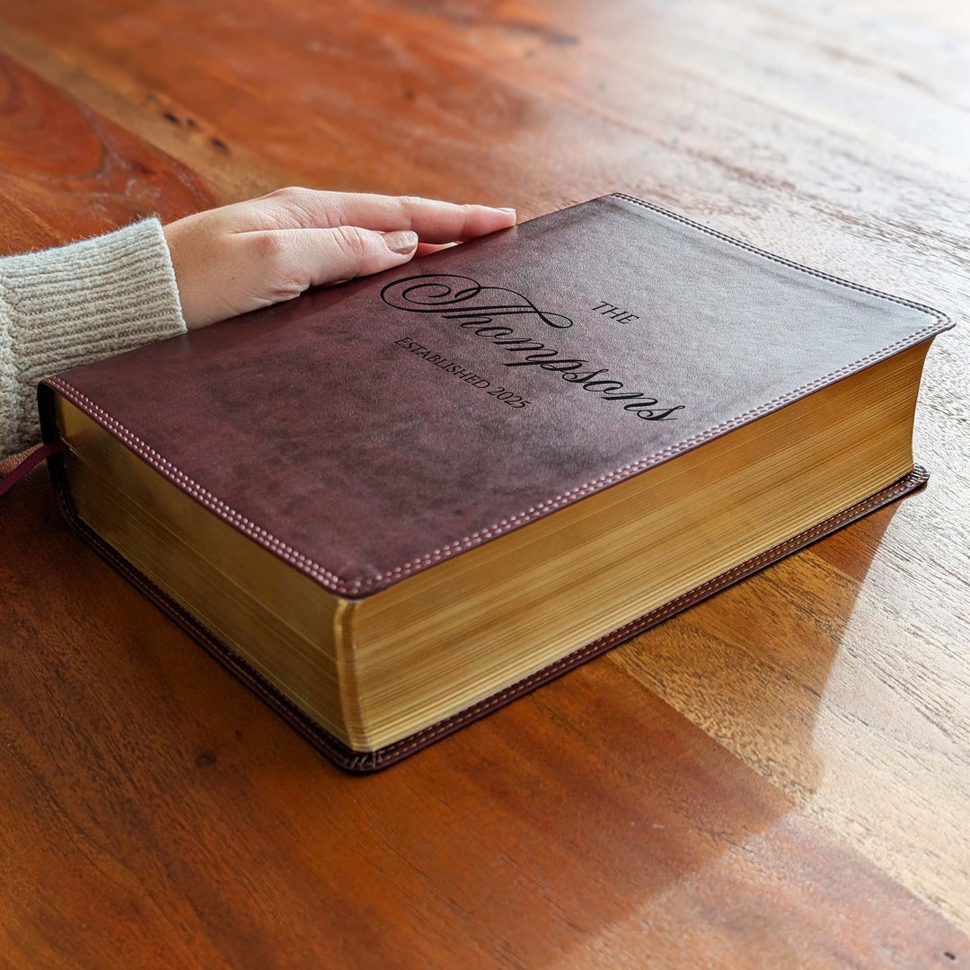 Biblia con letra súper gigante ESV personalizada – Borgoña | Girasol