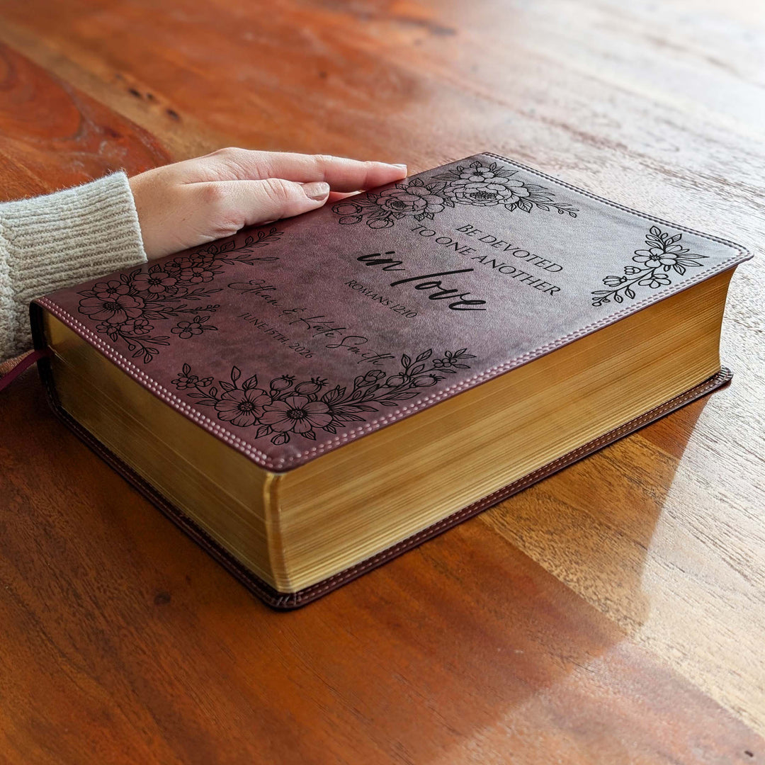 Biblia con letra súper gigante ESV personalizada – Borgoña | Girasol