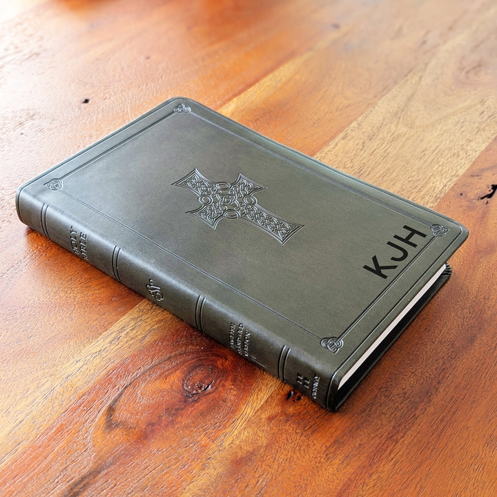 Biblia con letra súper gigante ESV personalizada – Borgoña | Girasol