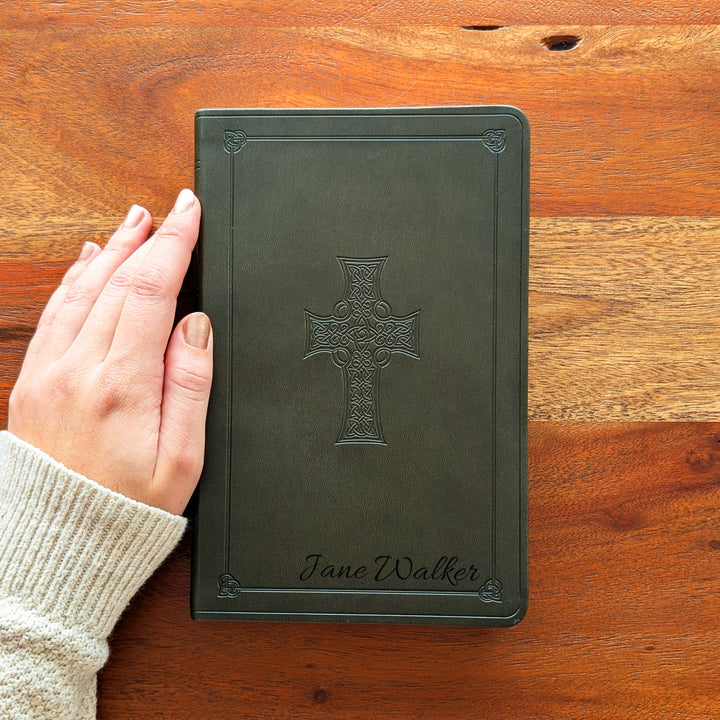 Biblia con letra súper gigante ESV personalizada – Borgoña | Girasol