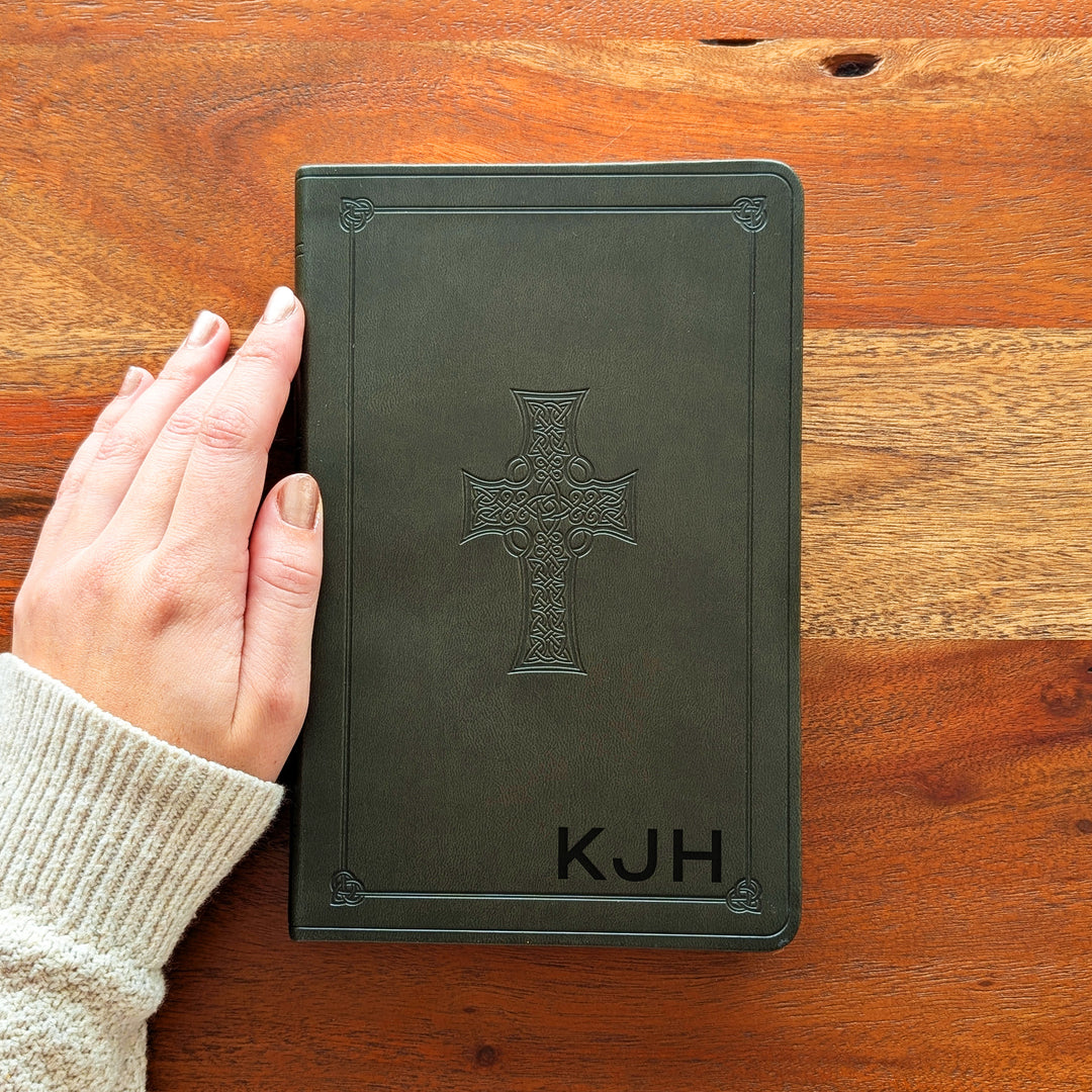 Biblia con letra súper gigante ESV personalizada – Borgoña | Girasol
