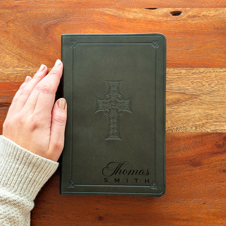 Biblia con letra súper gigante ESV personalizada – Borgoña | Girasol