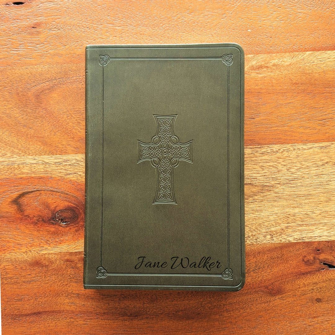 Biblia con letra súper gigante ESV personalizada – Borgoña | Girasol