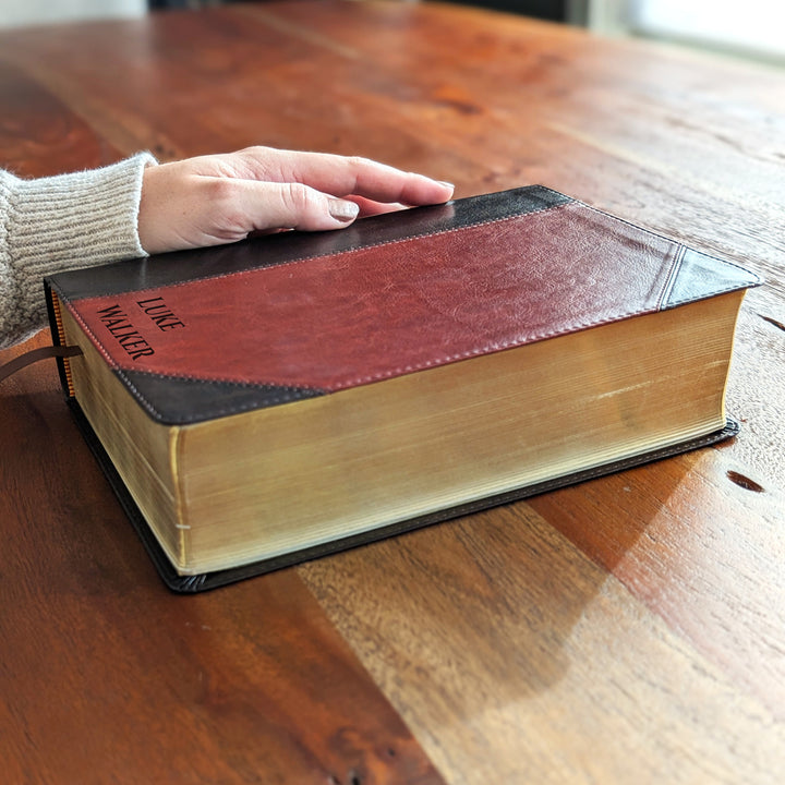 Biblia con letra súper gigante ESV personalizada – Borgoña | Girasol