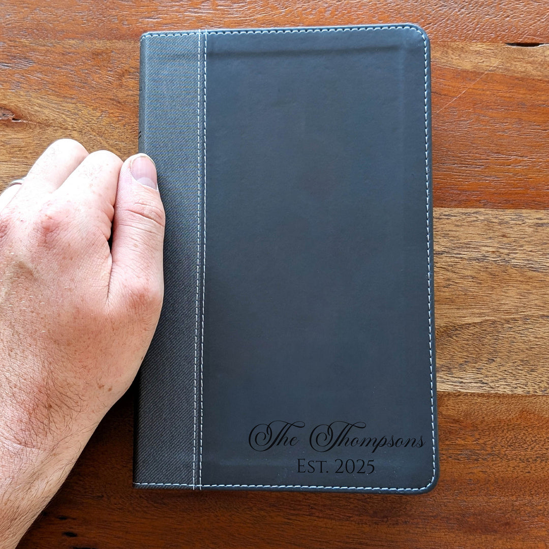 Biblia NVI tamaño personal personalizada – Letra grande, marrón | Hombre de fe