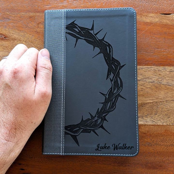 Biblia Personalizada NVI Tamaño Personal – Letra Grande, Negra | Corona de Espinas
