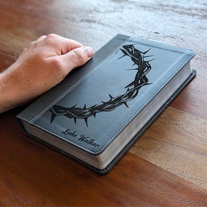 Biblia Personalizada NVI Tamaño Personal – Letra Grande, Negra | Corona de Espinas