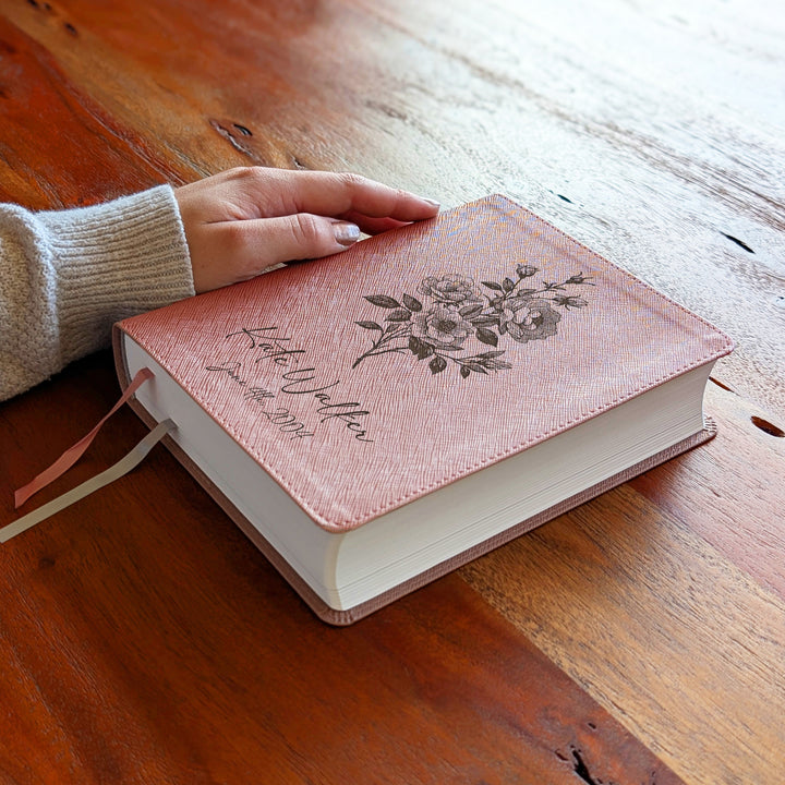 Biblia NVI Personalizada para Niños - Rosa | Nombre grabado