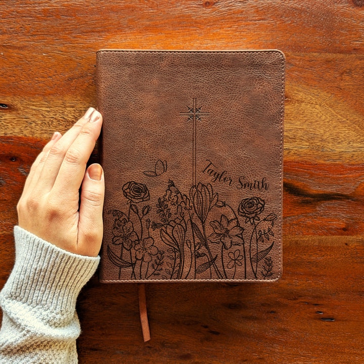 Biblia Personalizada NVI Journal the Word – Cruz Marrón | Peonía