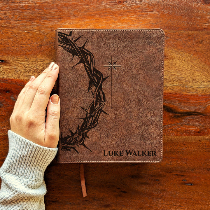 Biblia Personalizada NVI Journal the Word – Cruz Marrón | Peonía