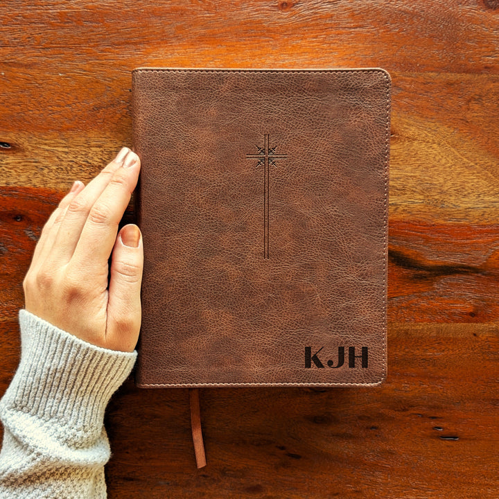 Biblia Personalizada NVI Journal the Word – Cruz Marrón | Peonía