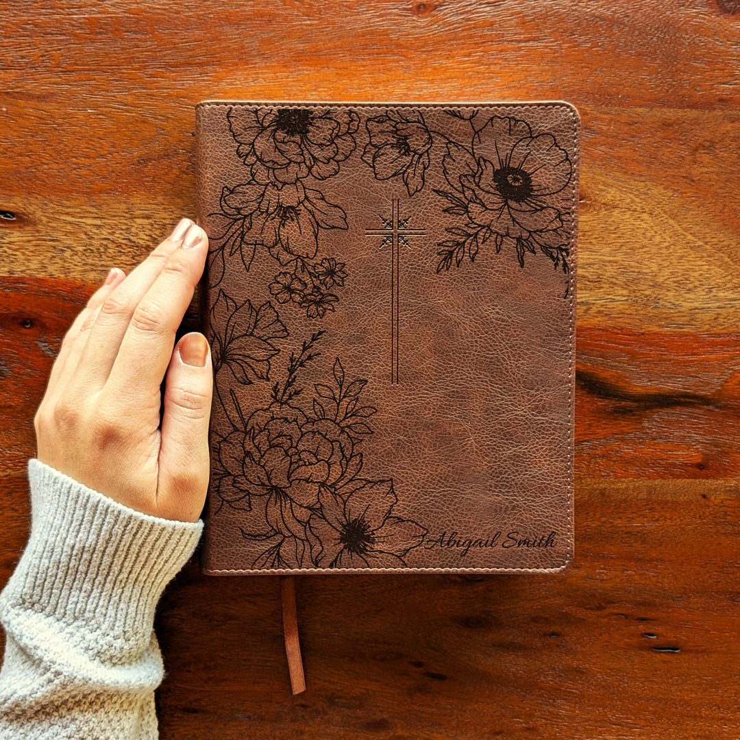 Biblia Personalizada NVI Journal the Word – Cruz Marrón | Peonía