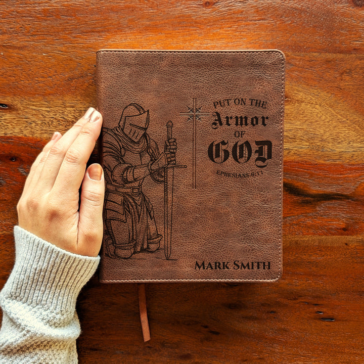 Biblia Personalizada NVI Journal the Word – Cruz Marrón | Peonía