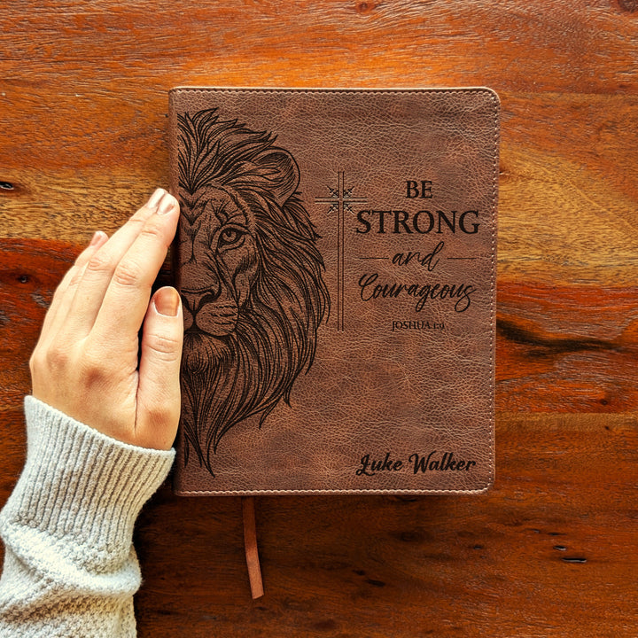 Biblia Personalizada NVI Journal the Word – Cruz Marrón | Peonía
