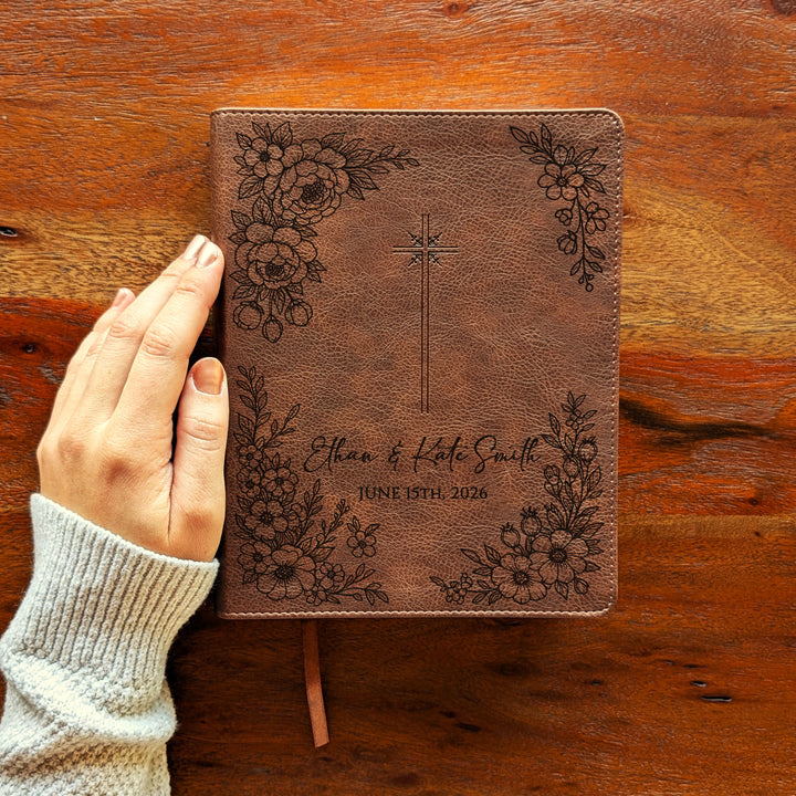 Biblia Personalizada NVI Journal the Word – Cruz Marrón | Peonía