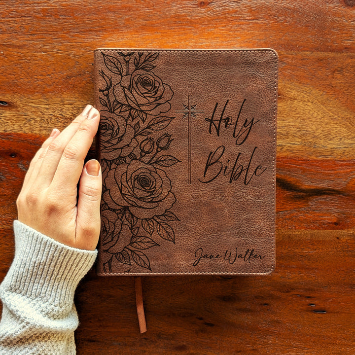 Biblia Personalizada NVI Journal the Word – Cruz Marrón | Peonía
