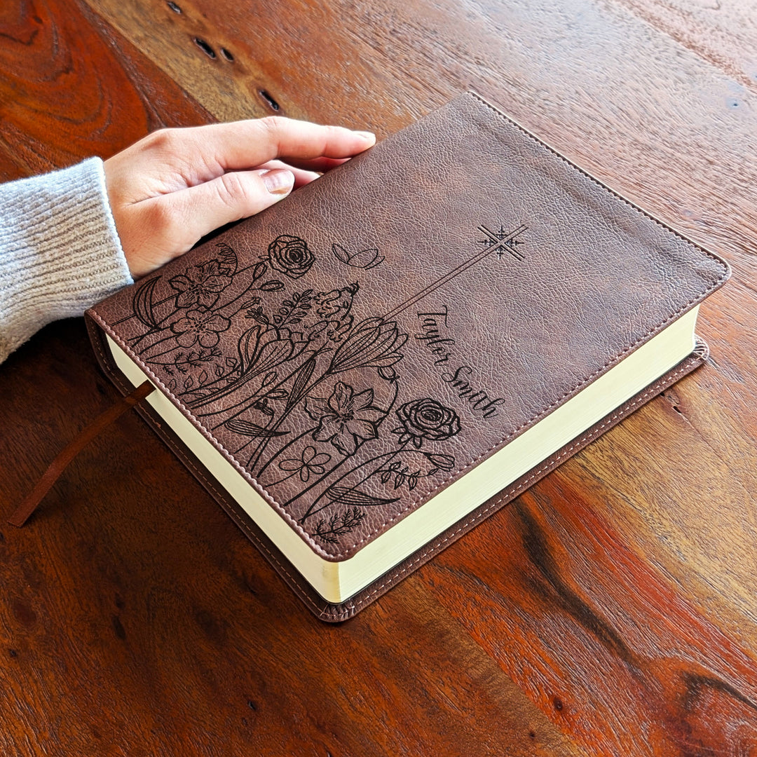 Biblia Personalizada NVI Journal the Word – Cruz Marrón | Peonía