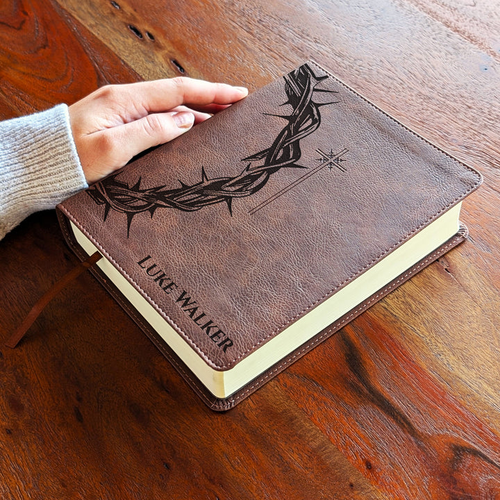 Biblia Personalizada NVI Journal the Word – Cruz Marrón | Peonía