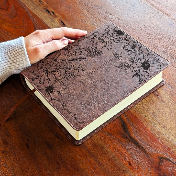 Biblia Personalizada NVI Journal the Word – Cruz Marrón | Peonía