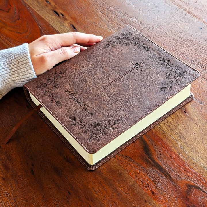 Biblia Personalizada NVI Journal the Word – Cruz Marrón | Peonía