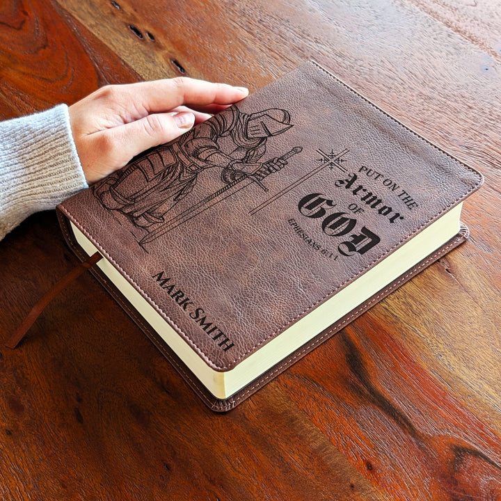 Biblia Personalizada NVI Journal the Word – Cruz Marrón | Peonía