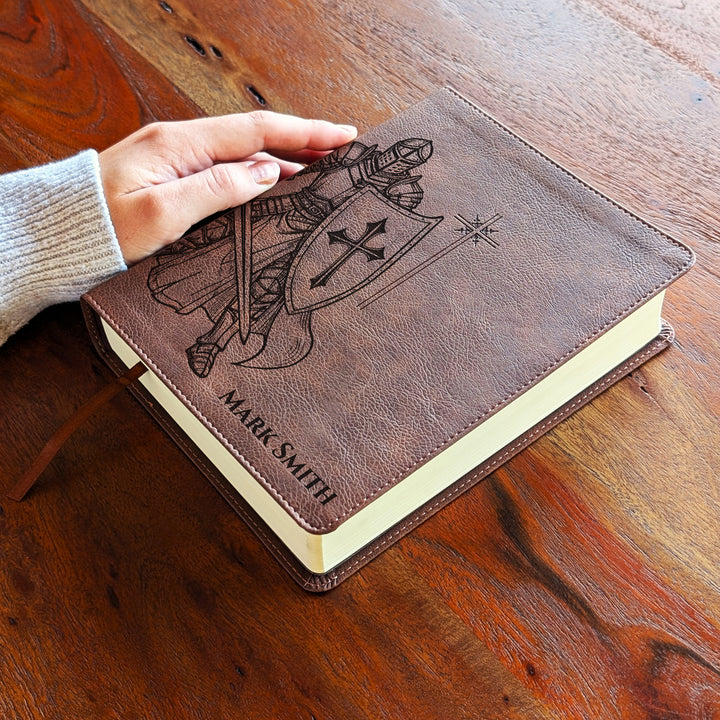 Biblia Personalizada NVI Journal the Word – Cruz Marrón | Peonía