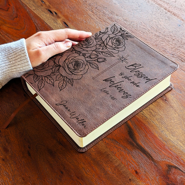 Biblia Personalizada NVI Journal the Word – Cruz Marrón | Peonía